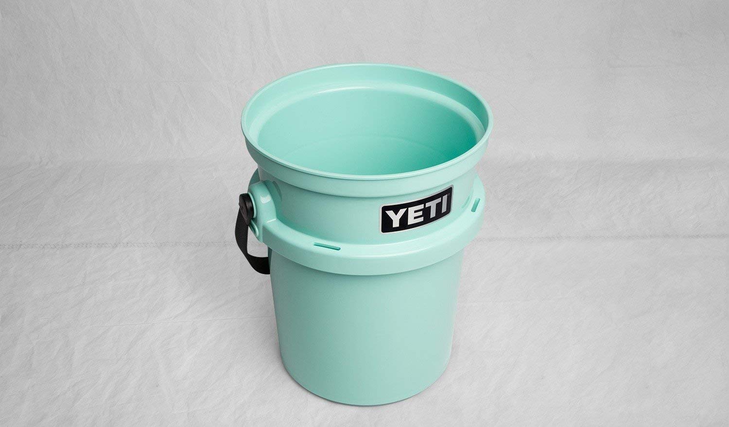 [(イエティ) YETI] [ロードアウト 5ガロンバケツ チャーコール Loadout Impact Resistant Fishing/Utility Bucket with Hefty Hauler Handle] ( Amazon.com: YETI Loadout 5-Gallon Bucket, Impact Resistant